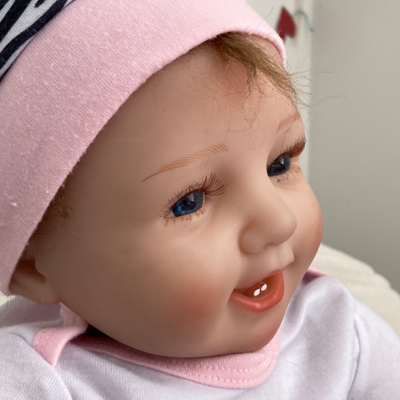 Ashton Drake lifelike baby doll - Shiloh - Picture 2 of 5